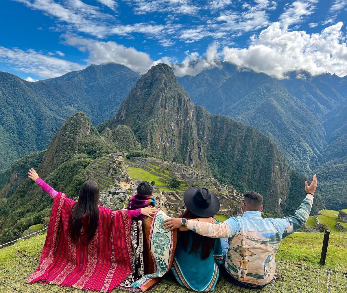 machupicchu grupo con ropa andina